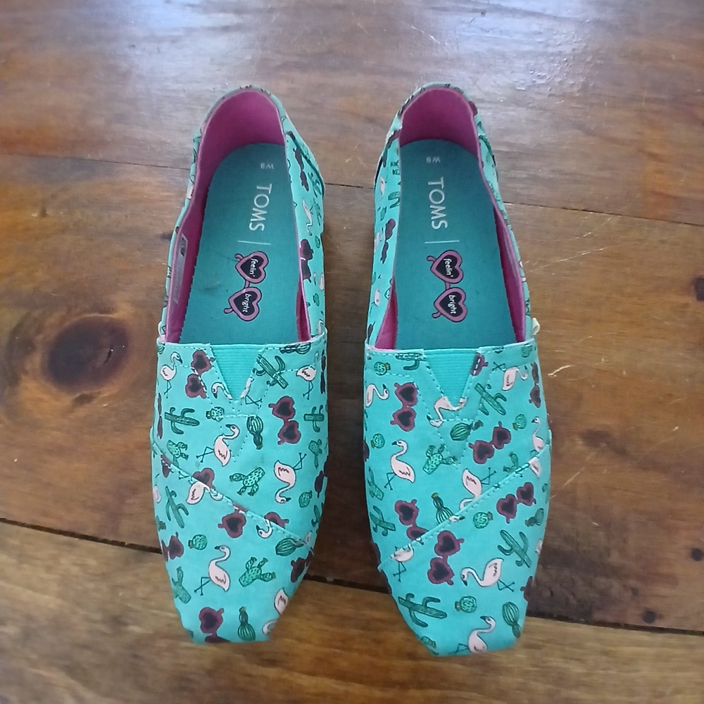 TOMS Women's Green Flamingo Print Shoes Espadrilles Size 9